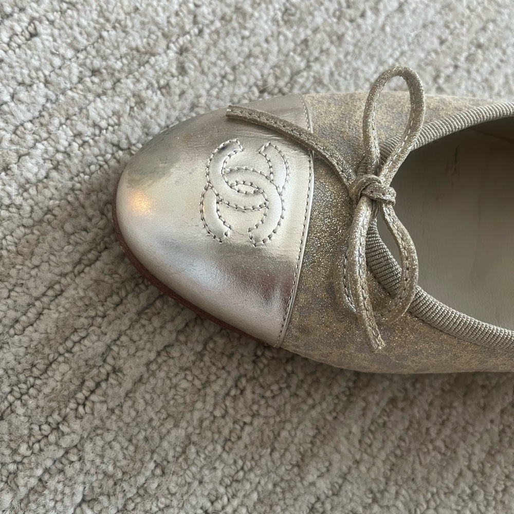 Chanel CC logo beige metallic suede ballet flats. Size 38.5 - Picture 12 of 14